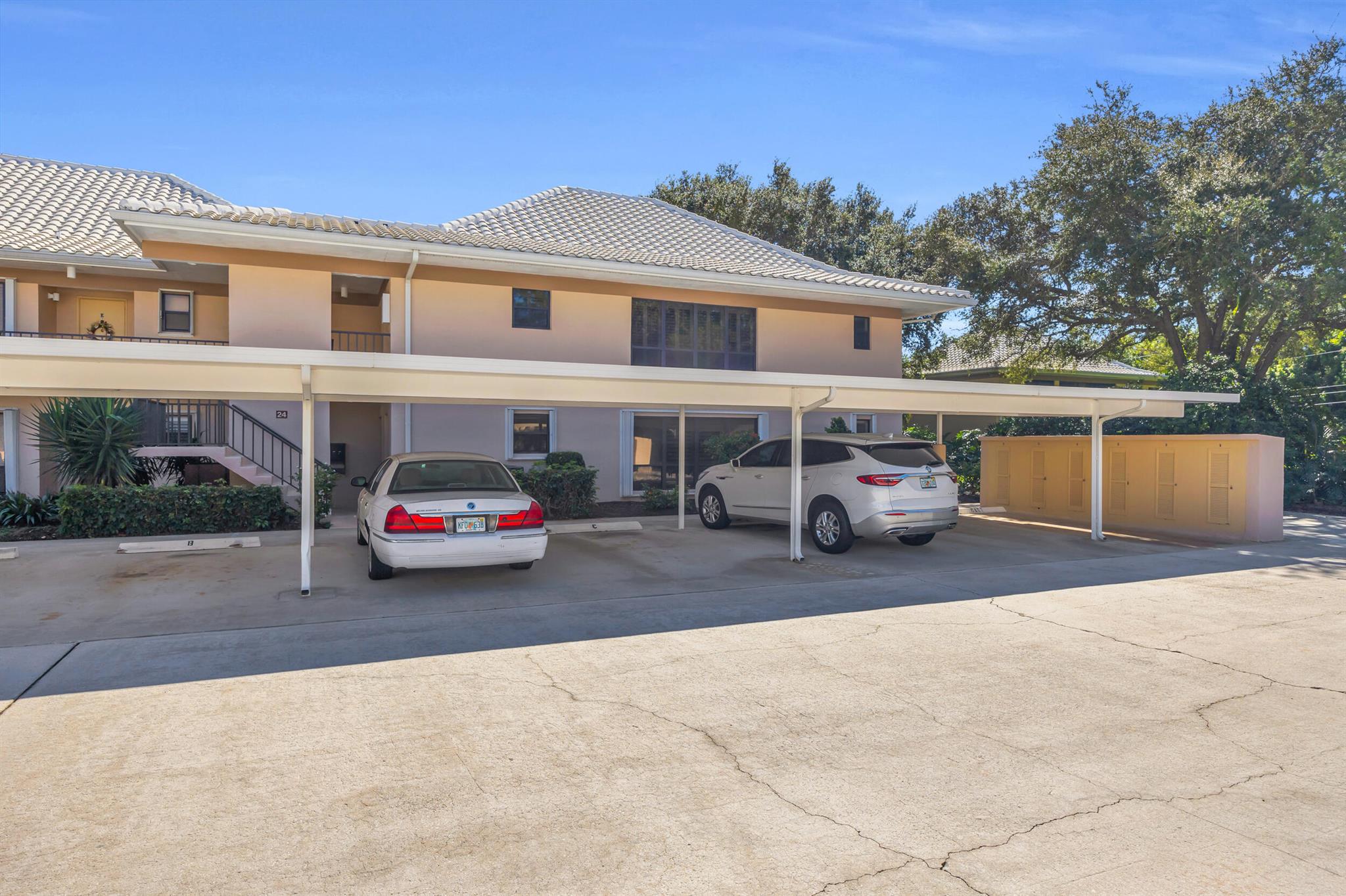 24 SE Turtle Crk Dr #F Tequesta, FL 33469