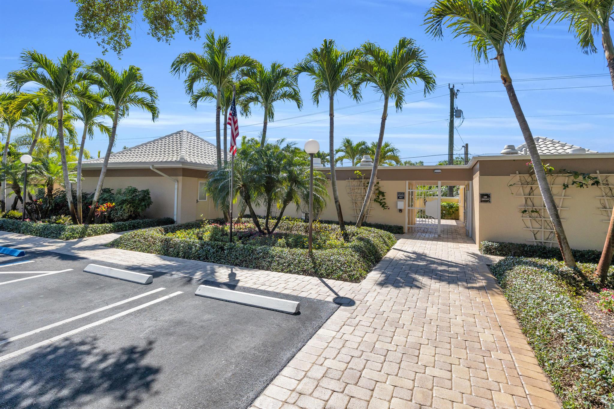 24 SE Turtle Crk Dr #F Tequesta, FL 33469