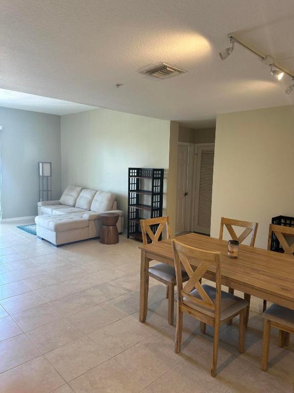 1200 Town Ctr #428 Jupiter, FL 33458