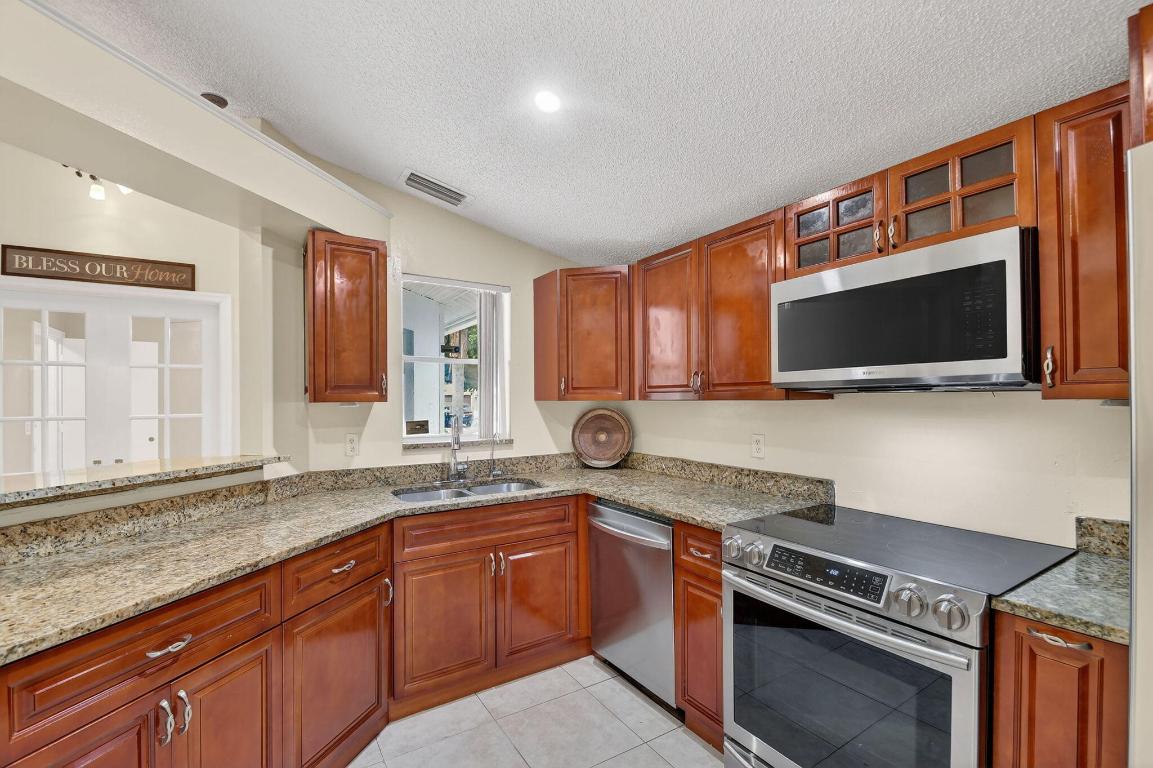 5221 Arbor Glen Lake Worth, FL 33463