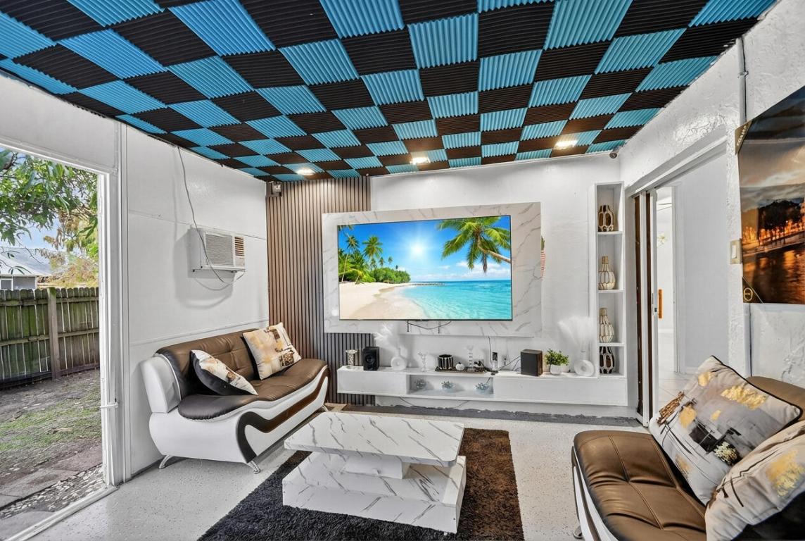 5221 Arbor Glen Lake Worth, FL 33463