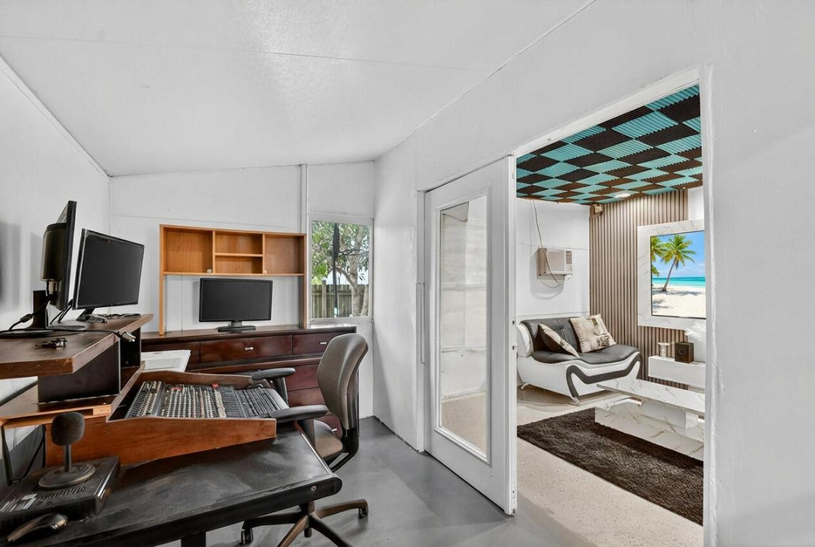 5221 Arbor Glen Lake Worth, FL 33463