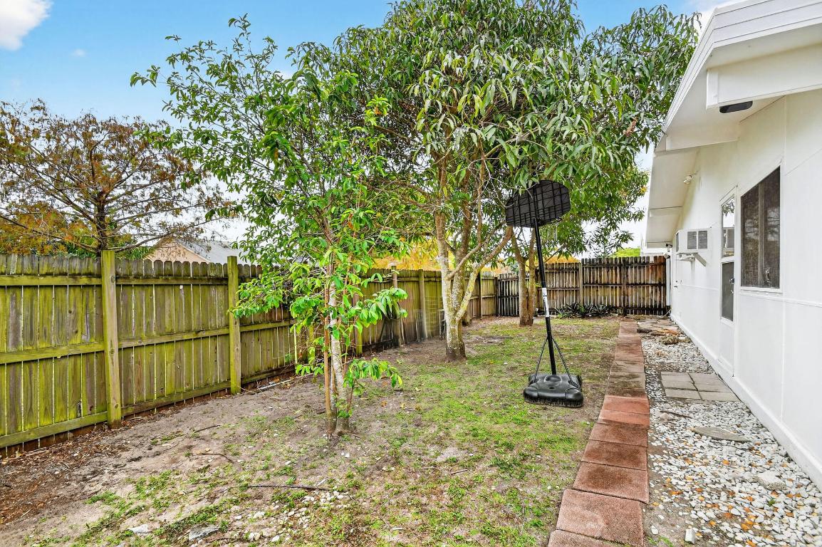 5221 Arbor Glen Lake Worth, FL 33463