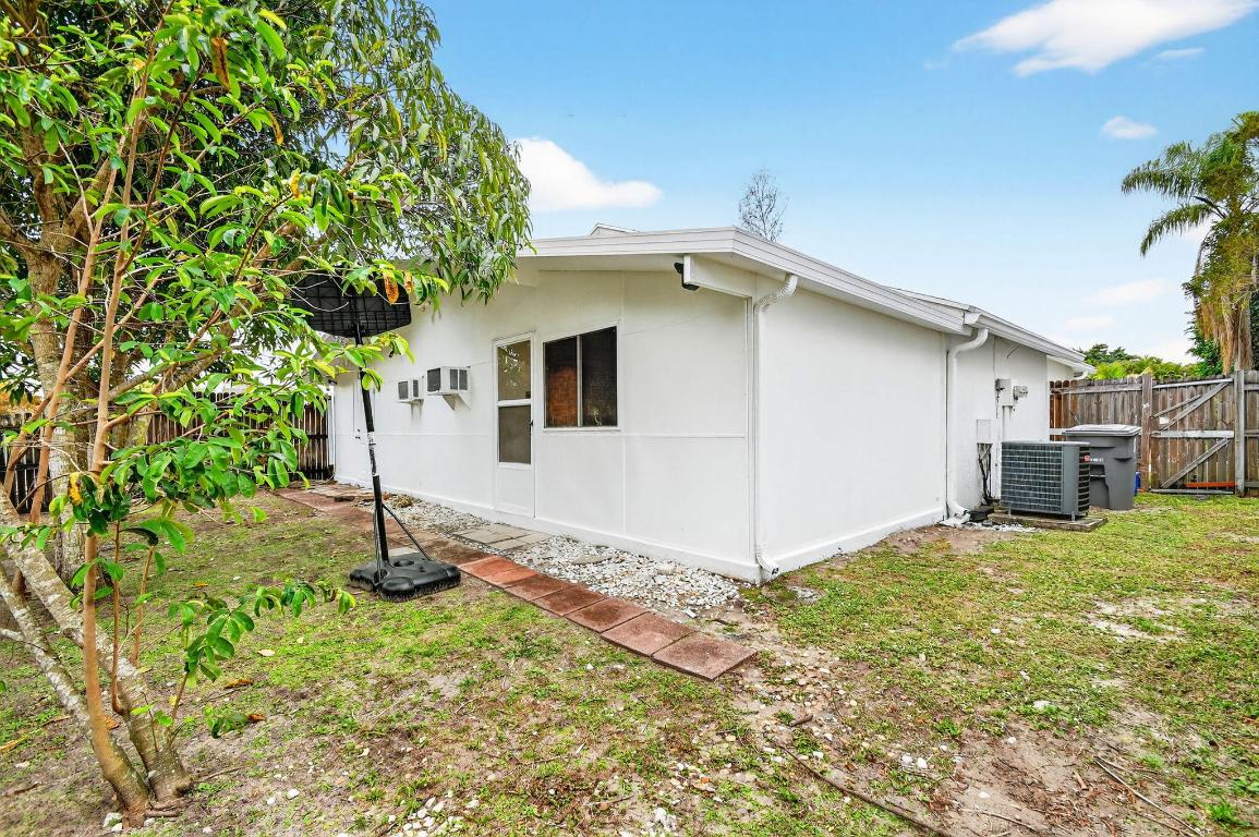 5221 Arbor Glen Lake Worth, FL 33463