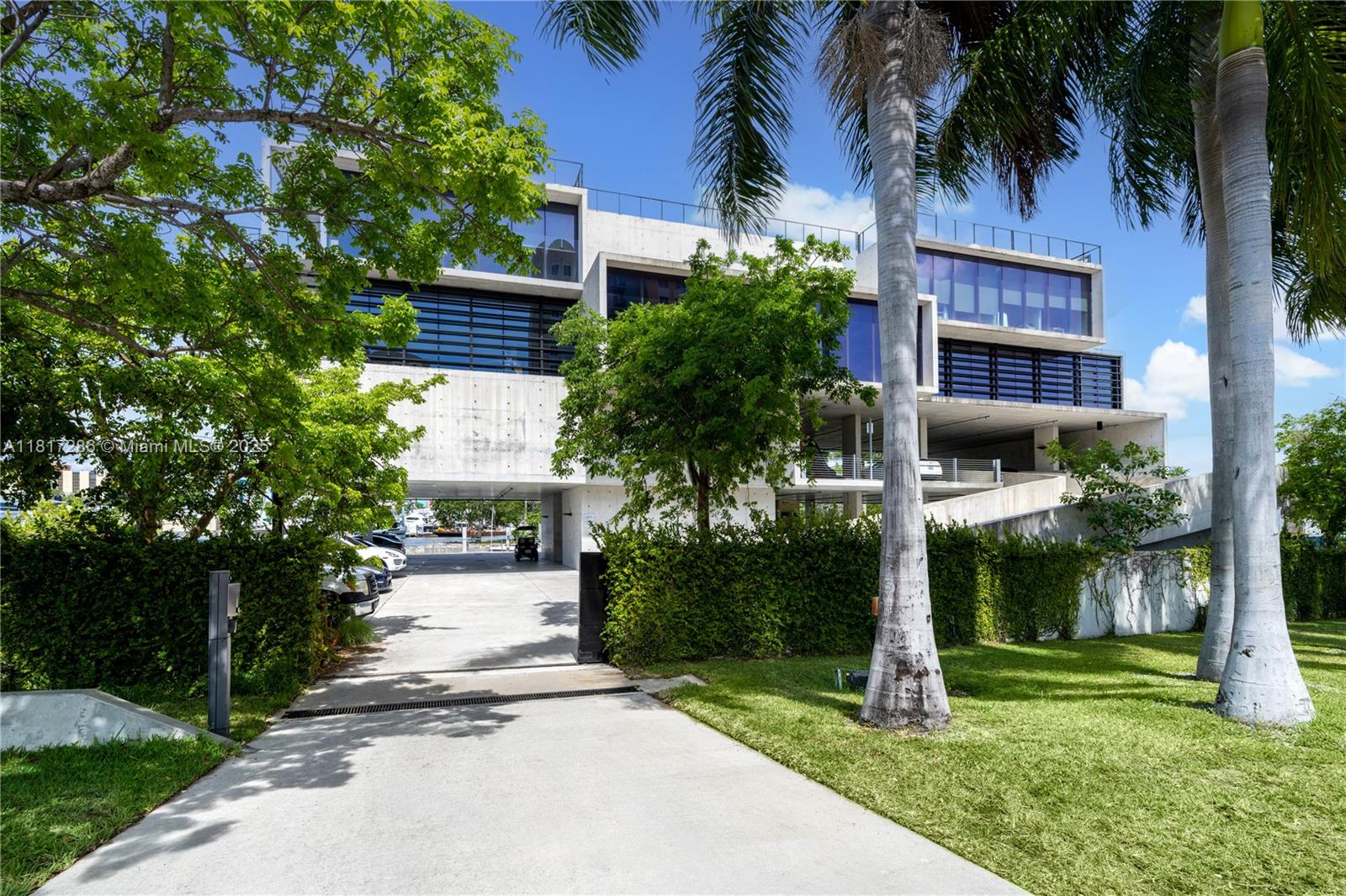 528 NW 7th Ave Miami, FL 33136