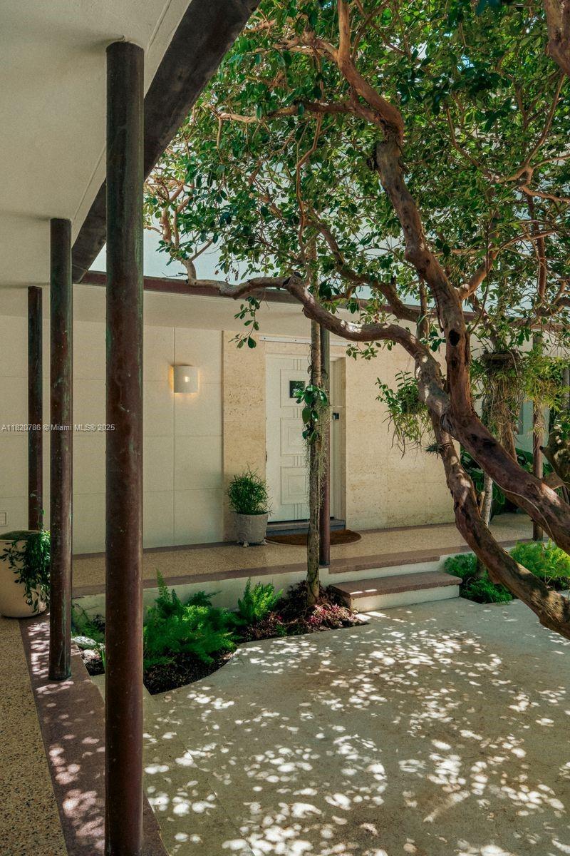 6165 Pine Tree Dr Miami Beach, FL 33140