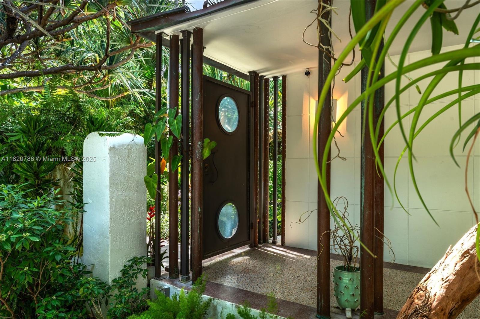 6165 Pine Tree Dr Miami Beach, FL 33140