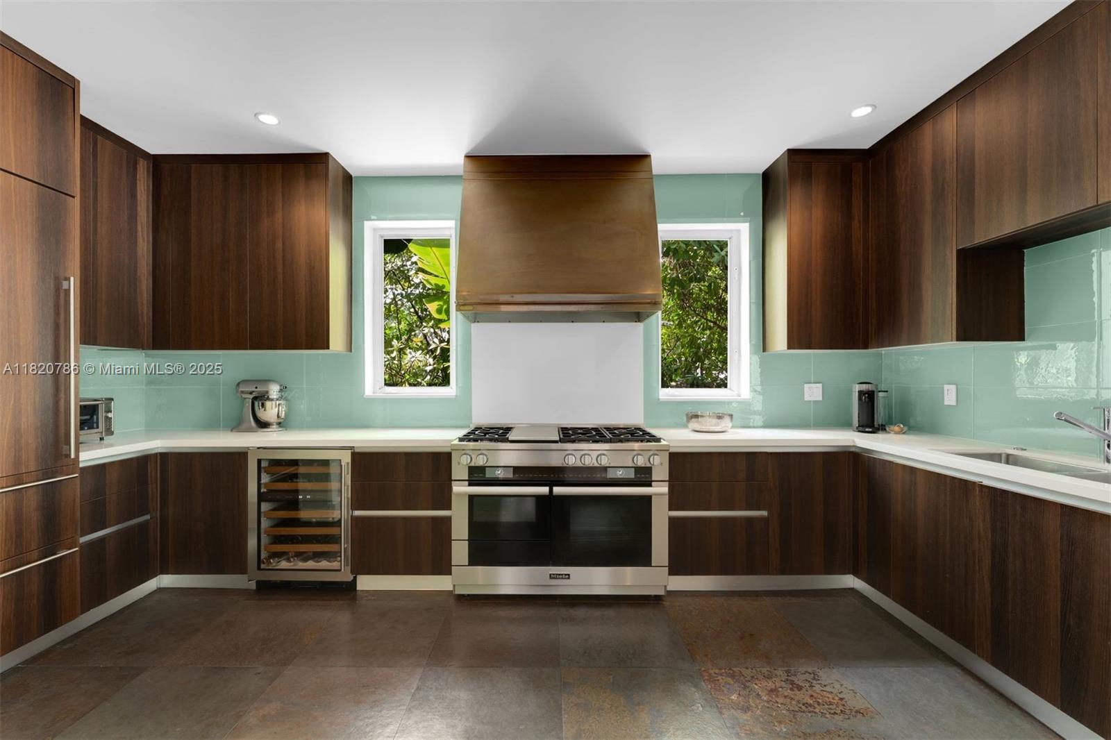 6165 Pine Tree Dr Miami Beach, FL 33140