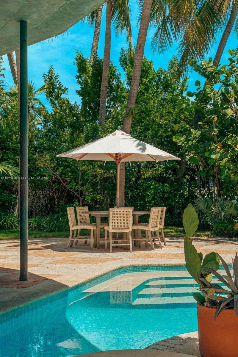 6165 Pine Tree Dr Miami Beach, FL 33140