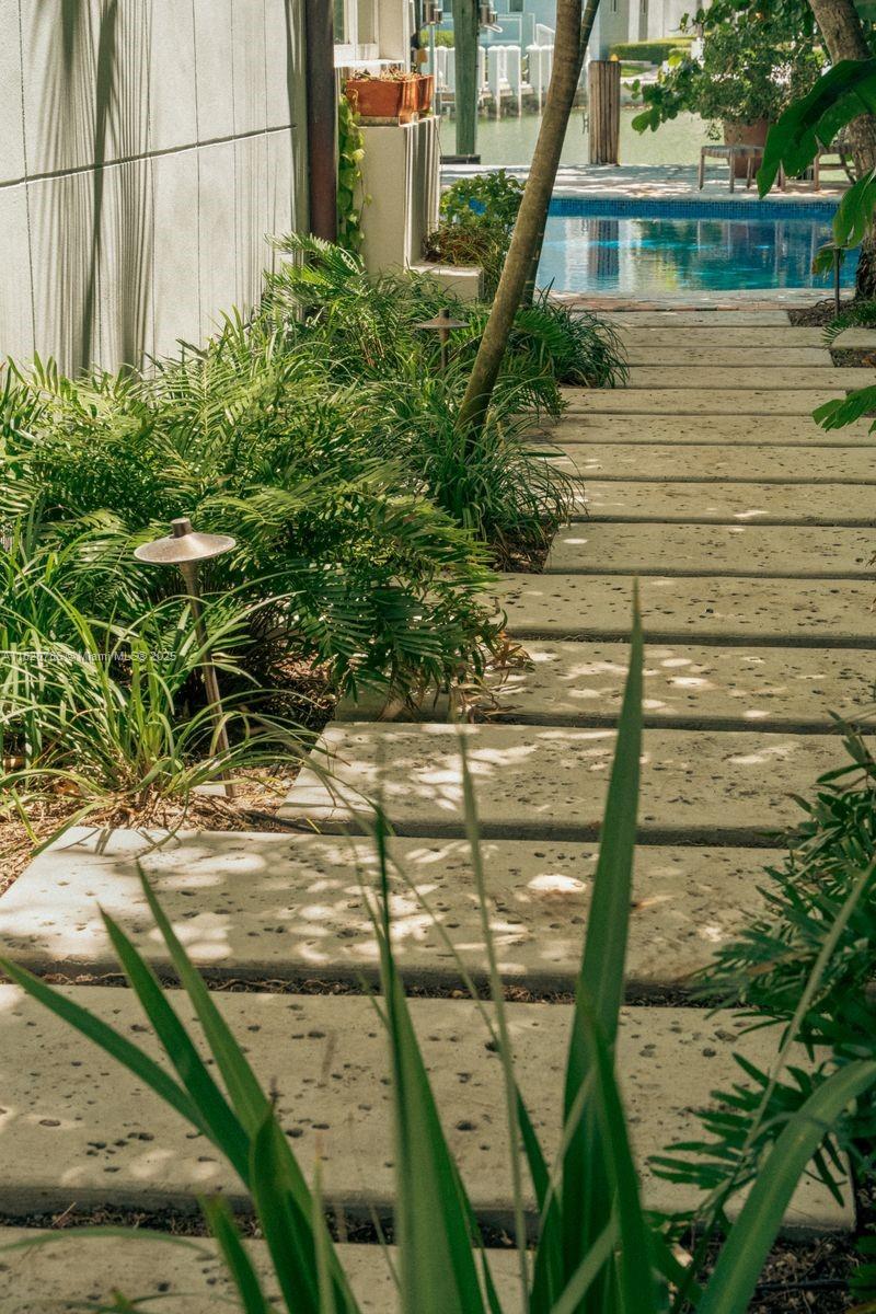 6165 Pine Tree Dr Miami Beach, FL 33140