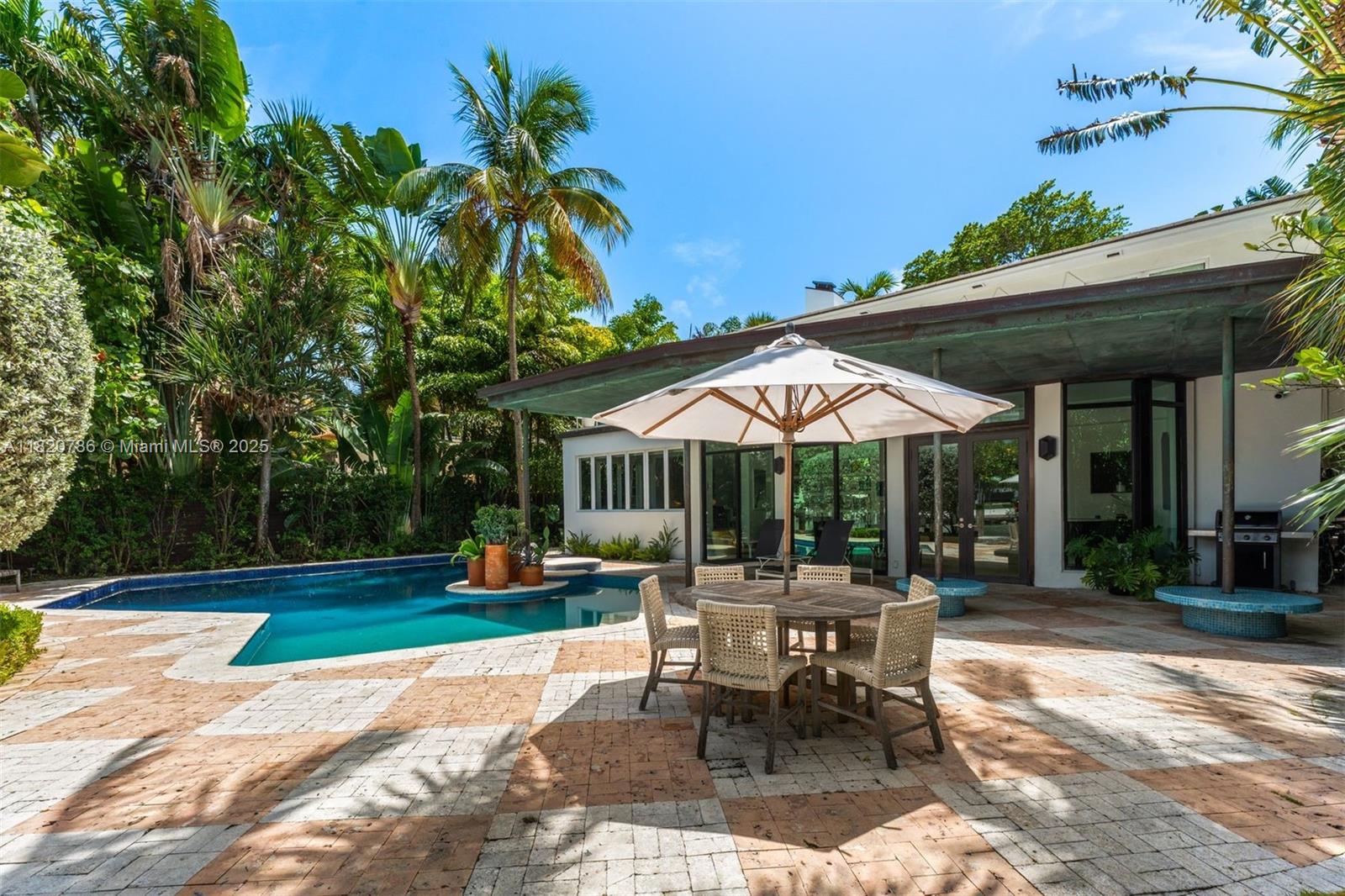 6165 Pine Tree Dr Miami Beach, FL 33140