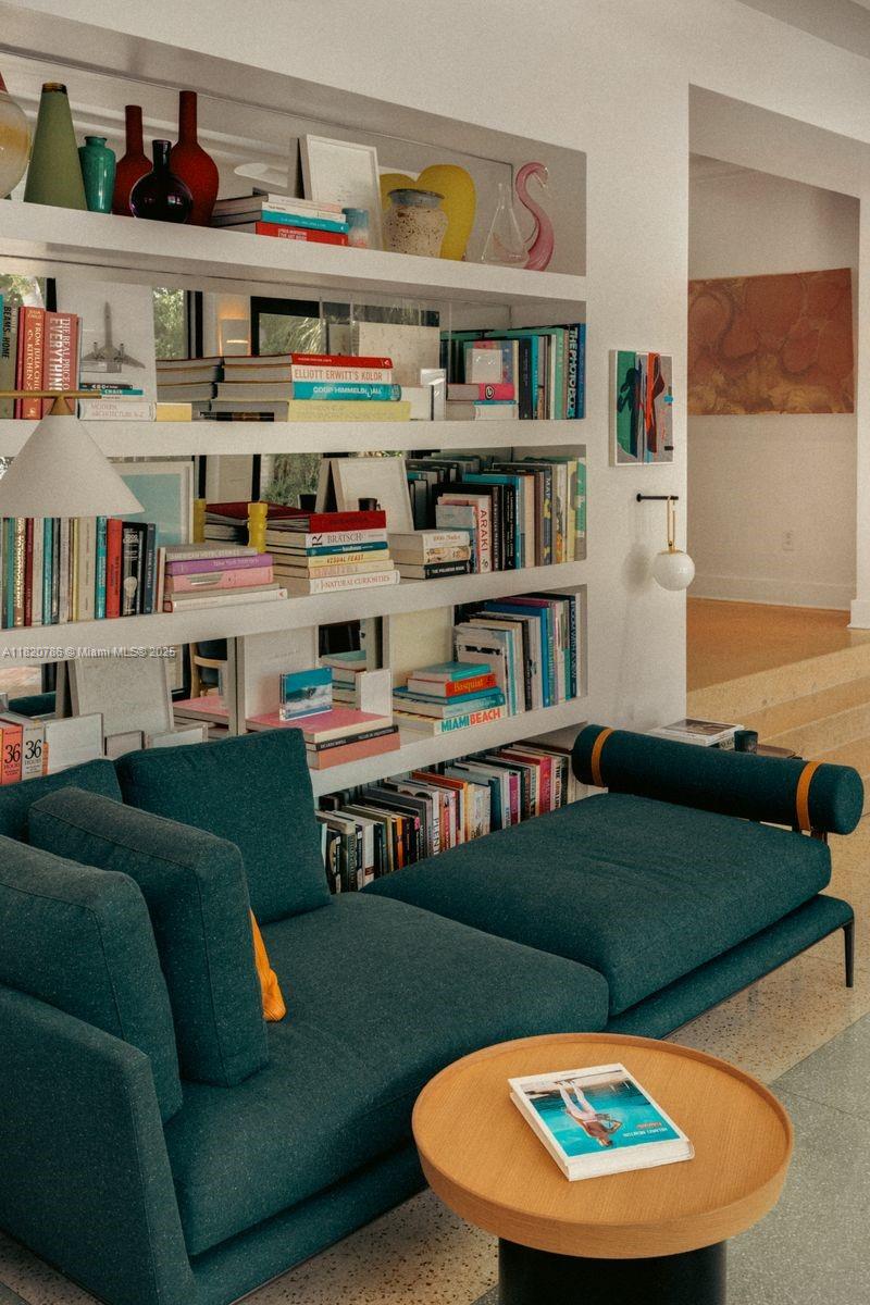 6165 Pine Tree Dr Miami Beach, FL 33140