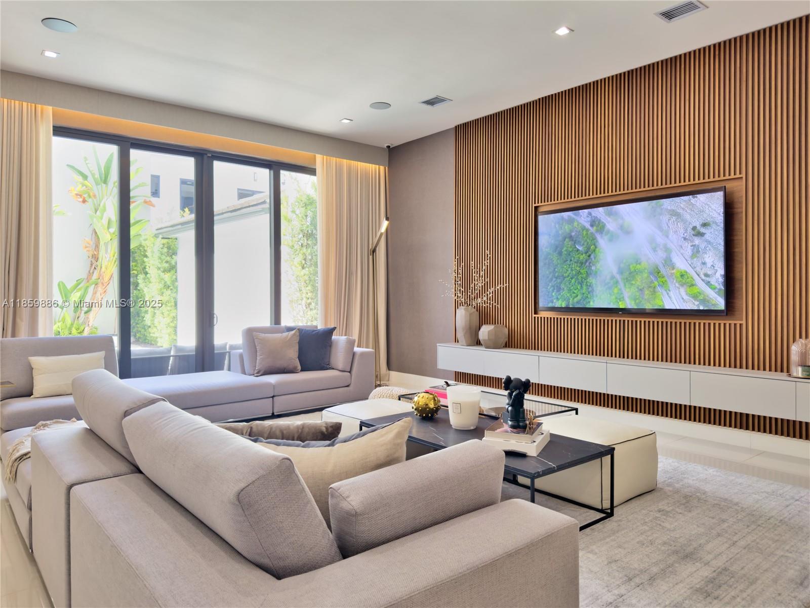 8162 NW 48th Ter Doral, FL 33166