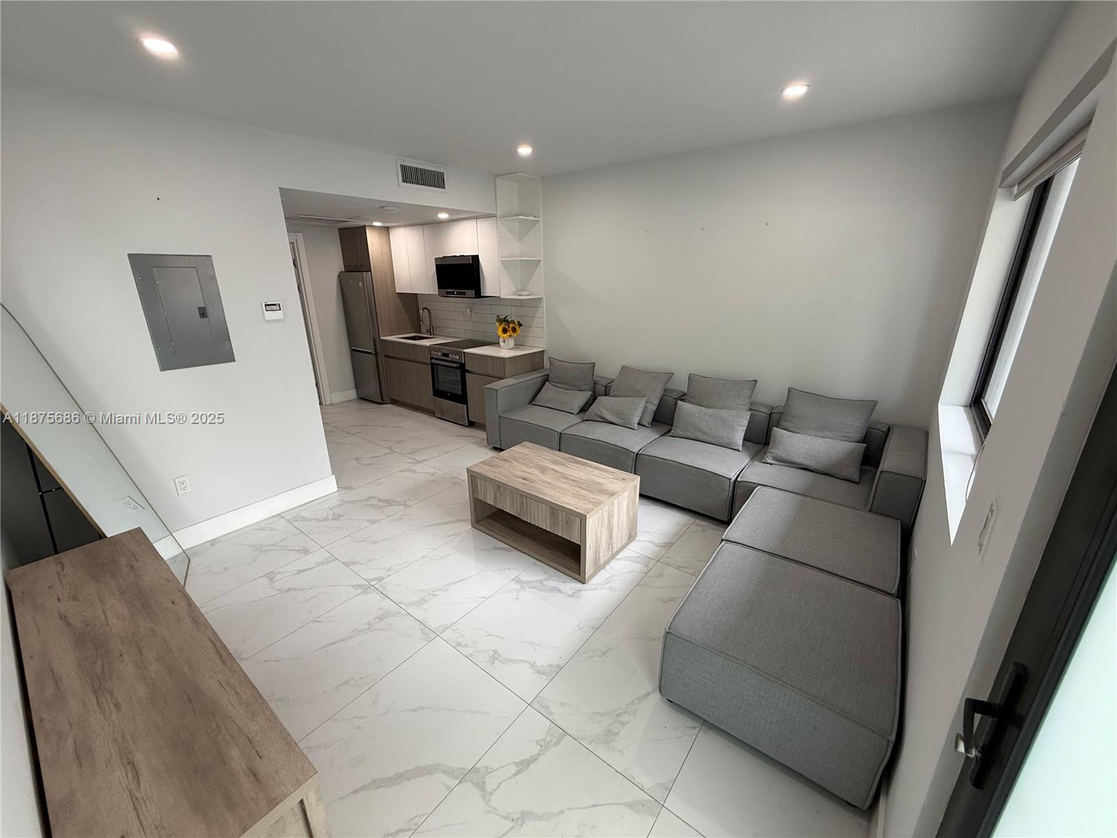 944 Jefferson Ave #4