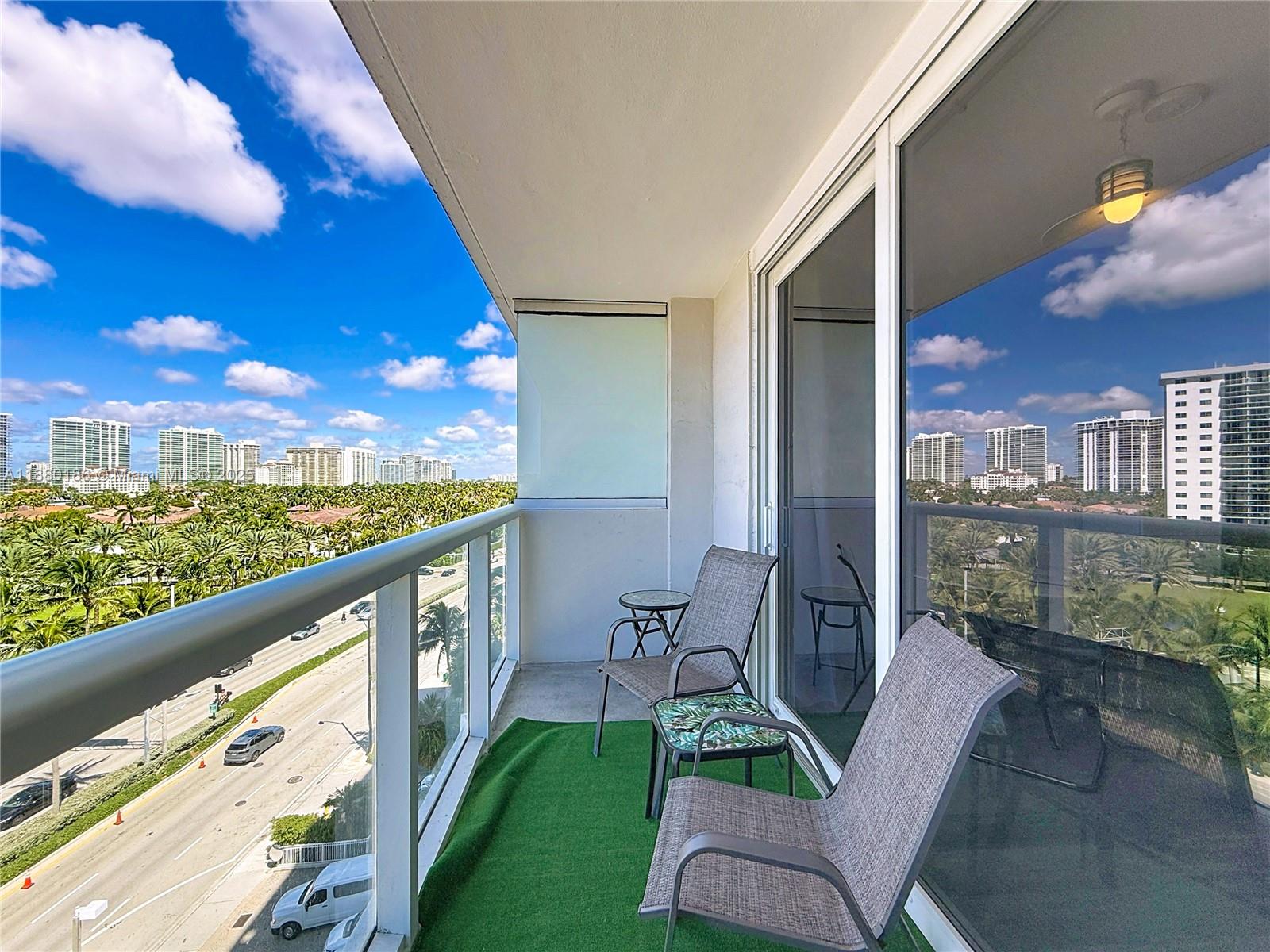 19201 Collins Ave #636