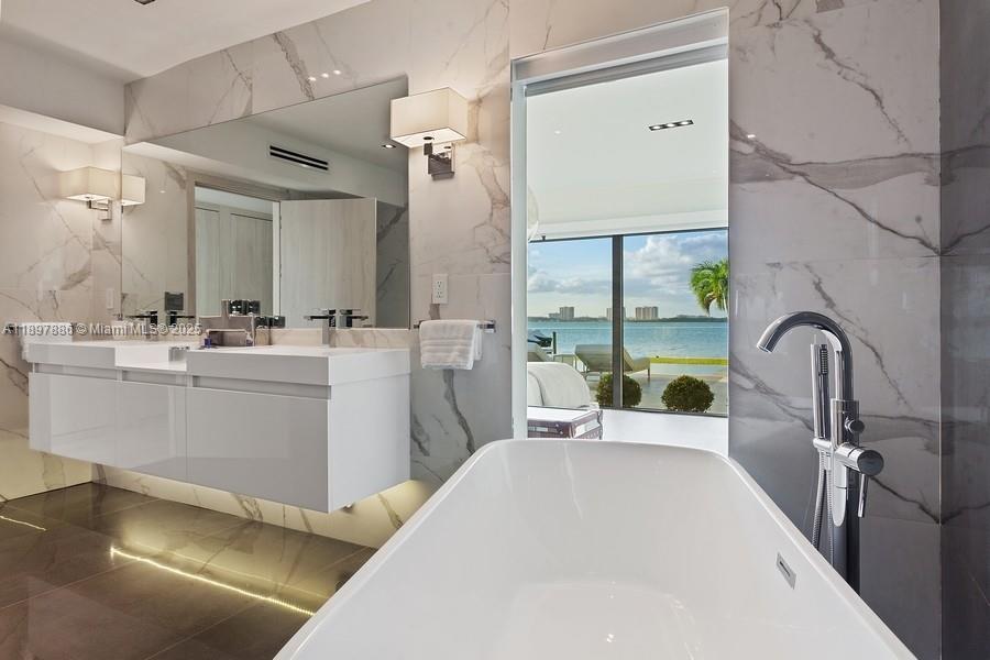 7972 Biscayne Pt Cir Miami Beach, FL 33141