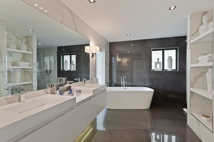 7972 Biscayne Pt Cir Miami Beach, FL 33141