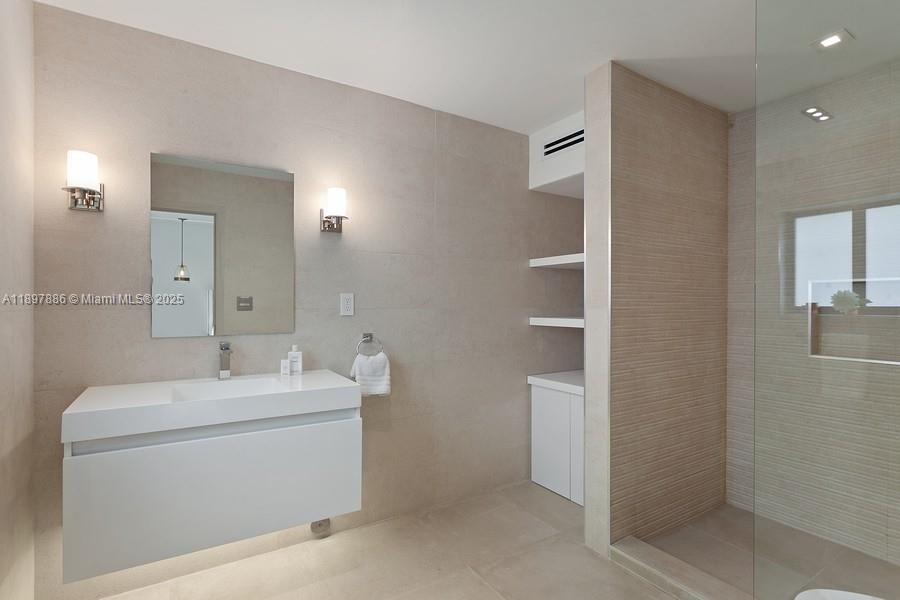 7972 Biscayne Pt Cir Miami Beach, FL 33141