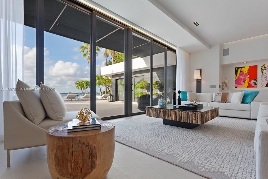 7972 Biscayne Pt Cir Miami Beach, FL 33141