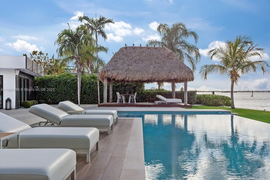 7972 Biscayne Pt Cir Miami Beach, FL 33141