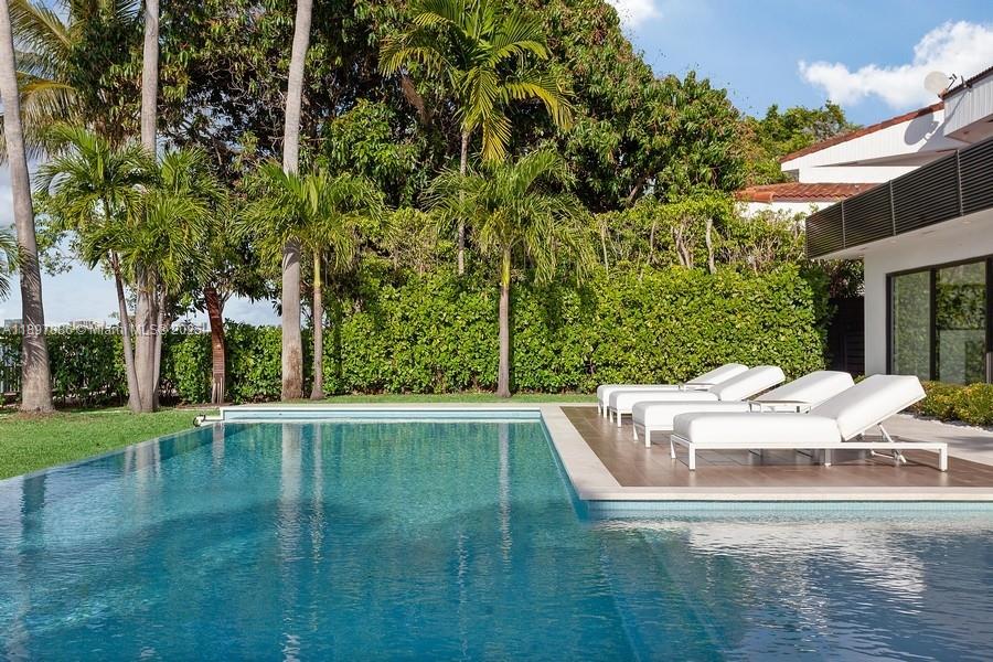 7972 Biscayne Pt Cir Miami Beach, FL 33141