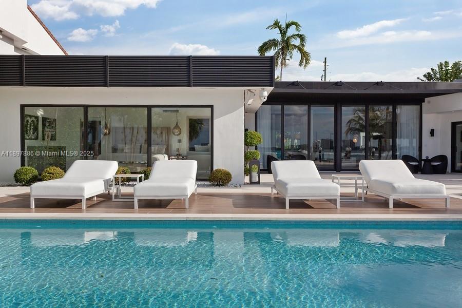 7972 Biscayne Pt Cir Miami Beach, FL 33141