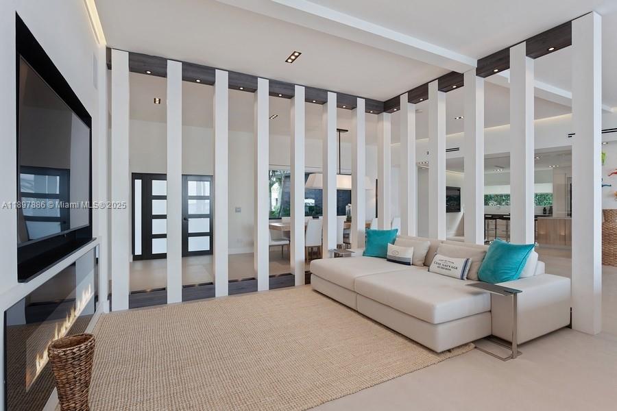 7972 Biscayne Pt Cir Miami Beach, FL 33141