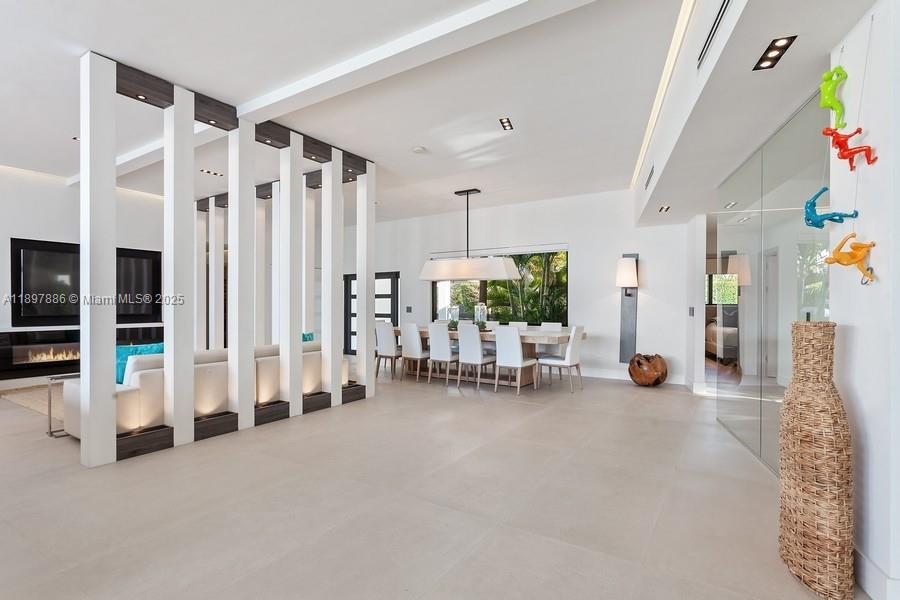 7972 Biscayne Pt Cir Miami Beach, FL 33141