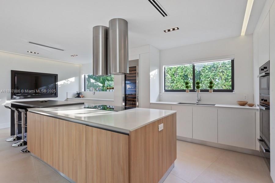 7972 Biscayne Pt Cir Miami Beach, FL 33141