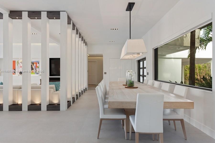 7972 Biscayne Pt Cir Miami Beach, FL 33141