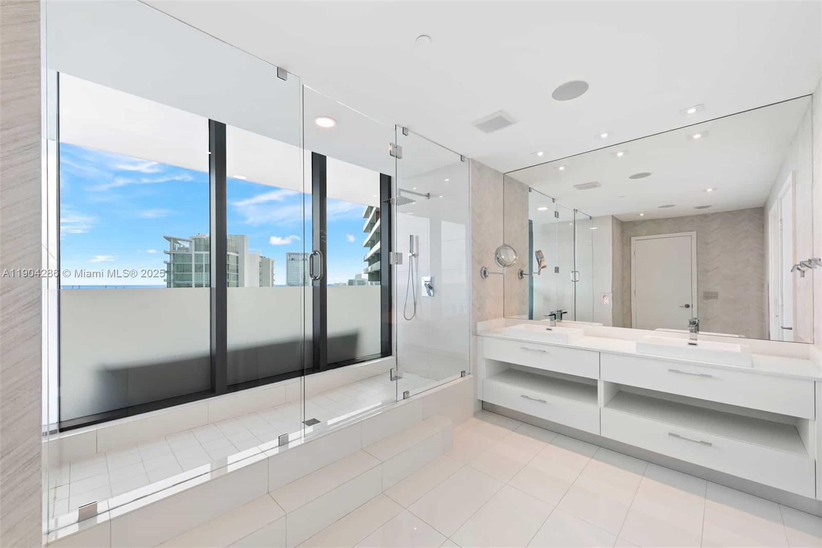 650 NE 32nd St #PH5201 Miami, FL 33137