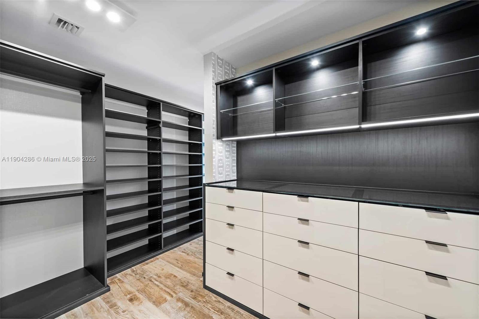 650 NE 32nd St #PH5201 Miami, FL 33137