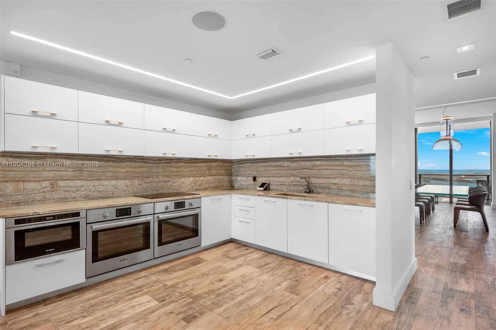 650 NE 32nd St #PH5201 Miami, FL 33137