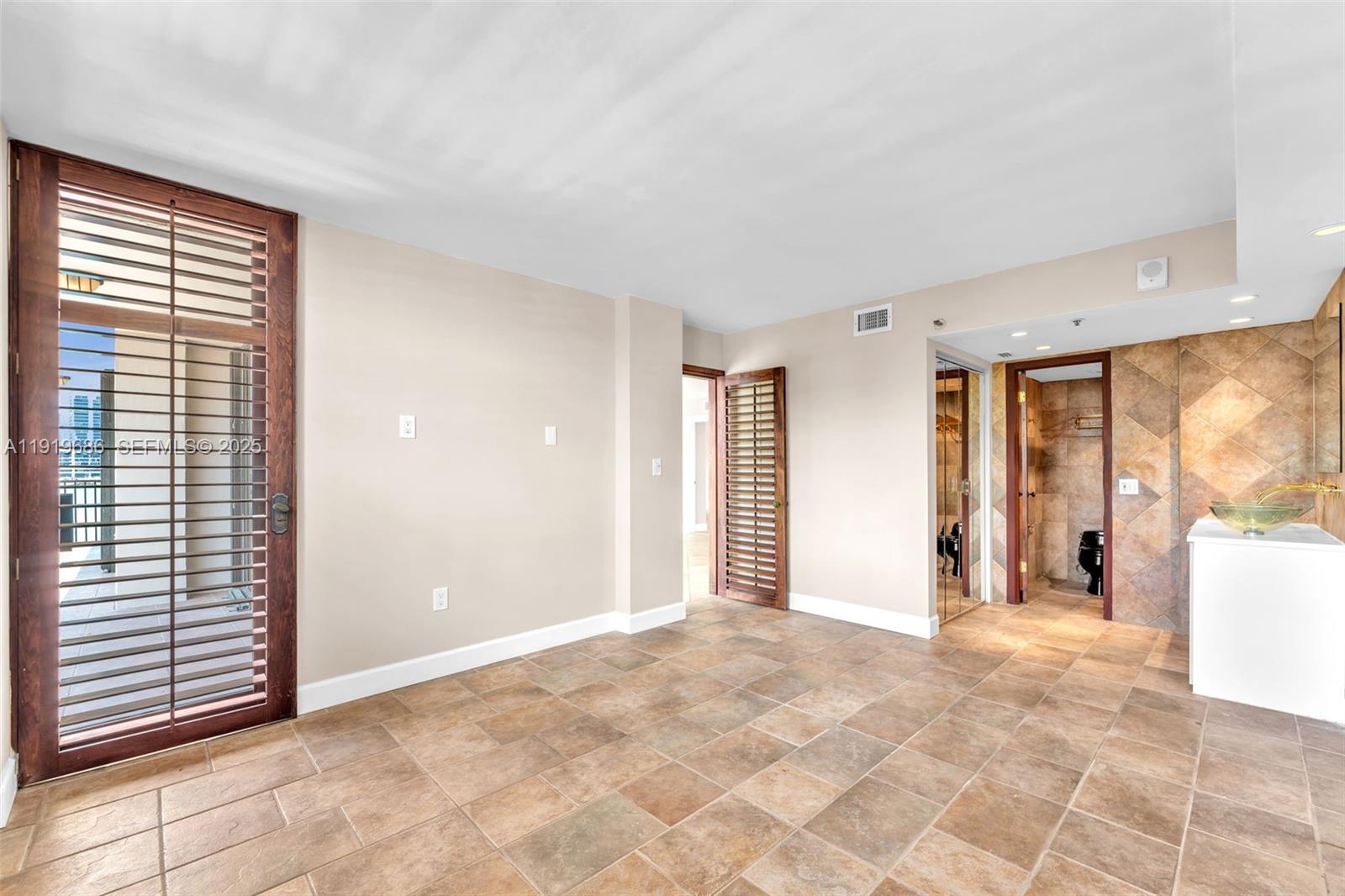 801 N Venetian Dr #208 Miami Beach, FL 33139