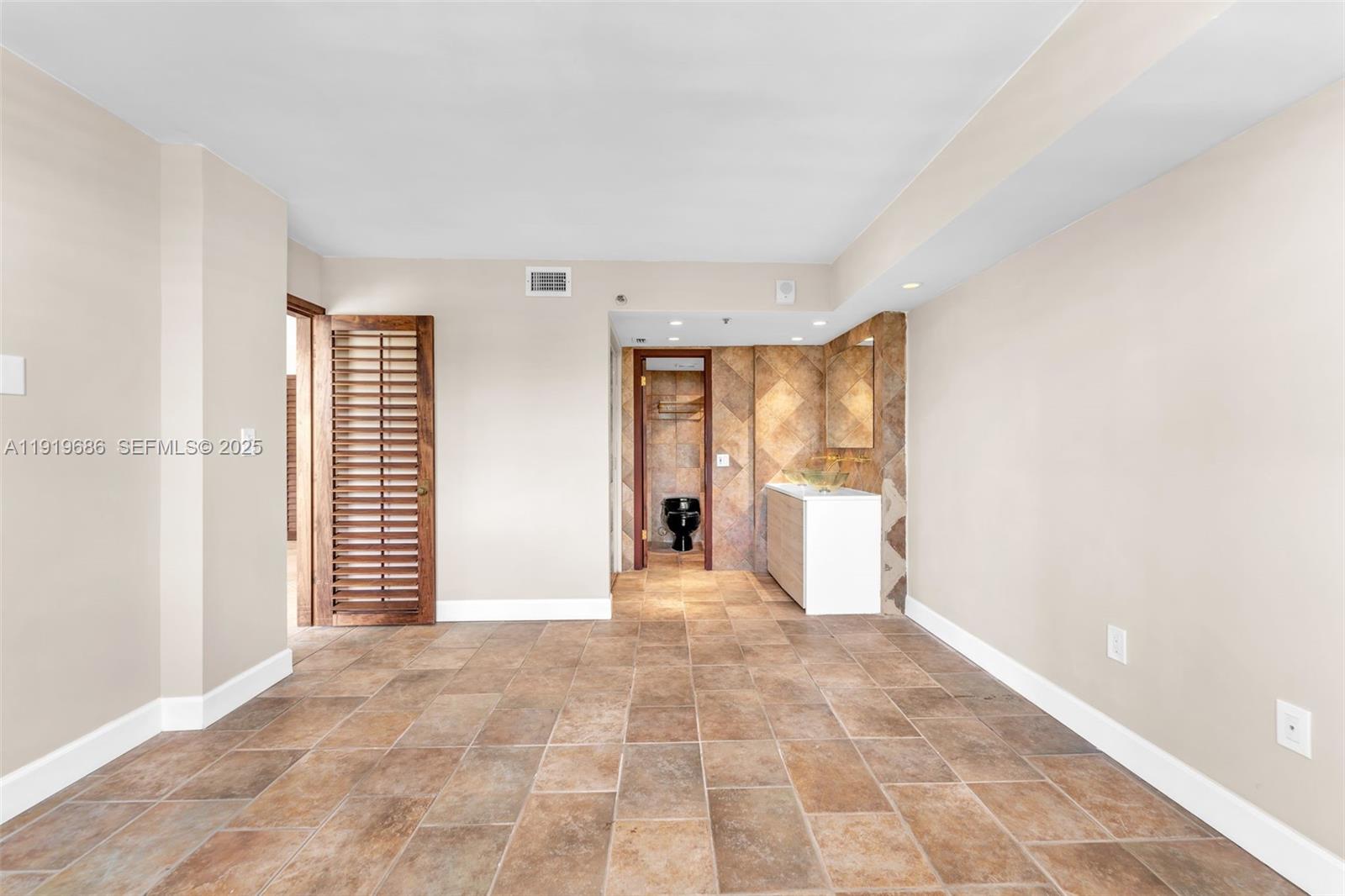 801 N Venetian Dr #208 Miami Beach, FL 33139