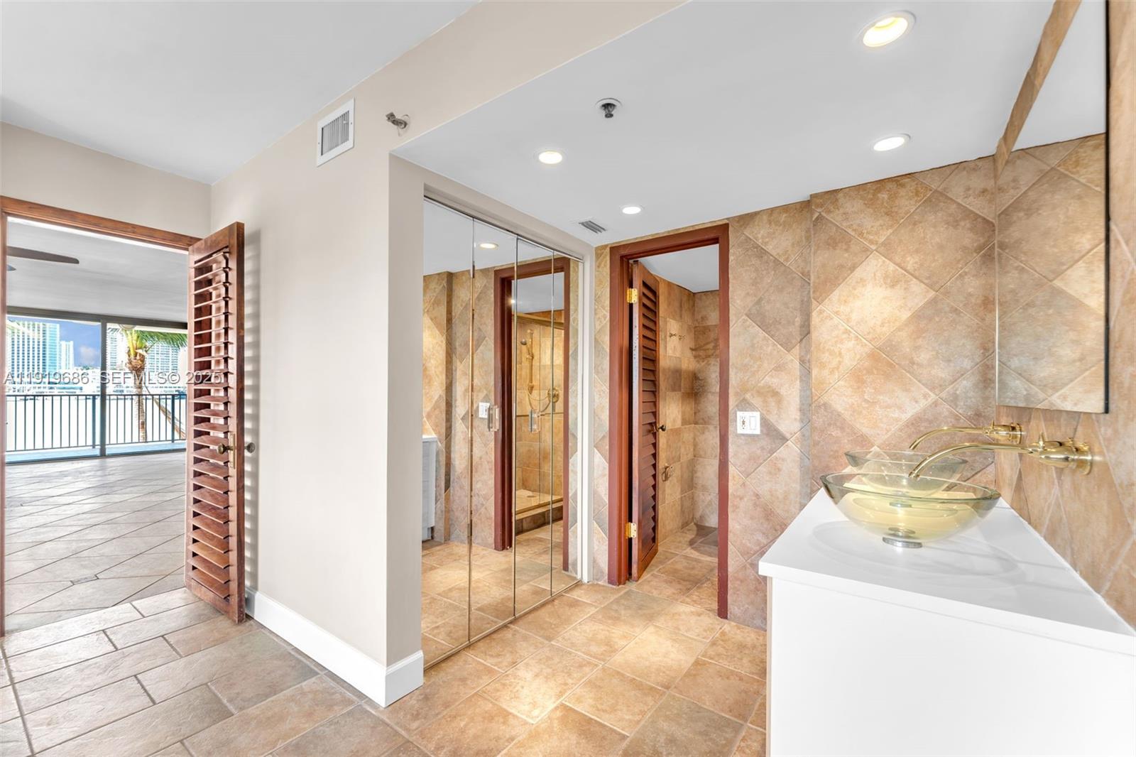 801 N Venetian Dr #208 Miami Beach, FL 33139