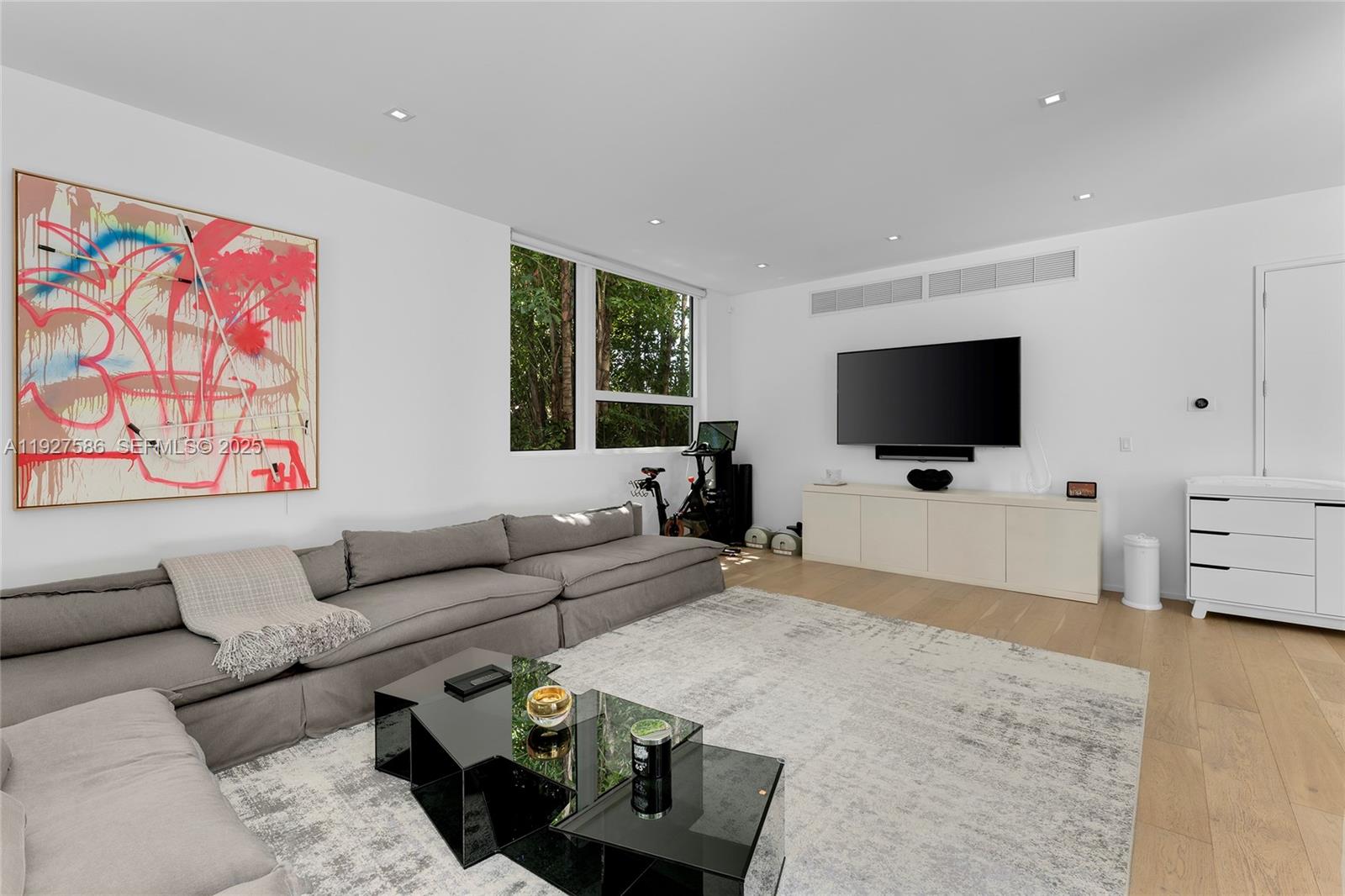 335 W 46th St Miami Beach, FL 33140