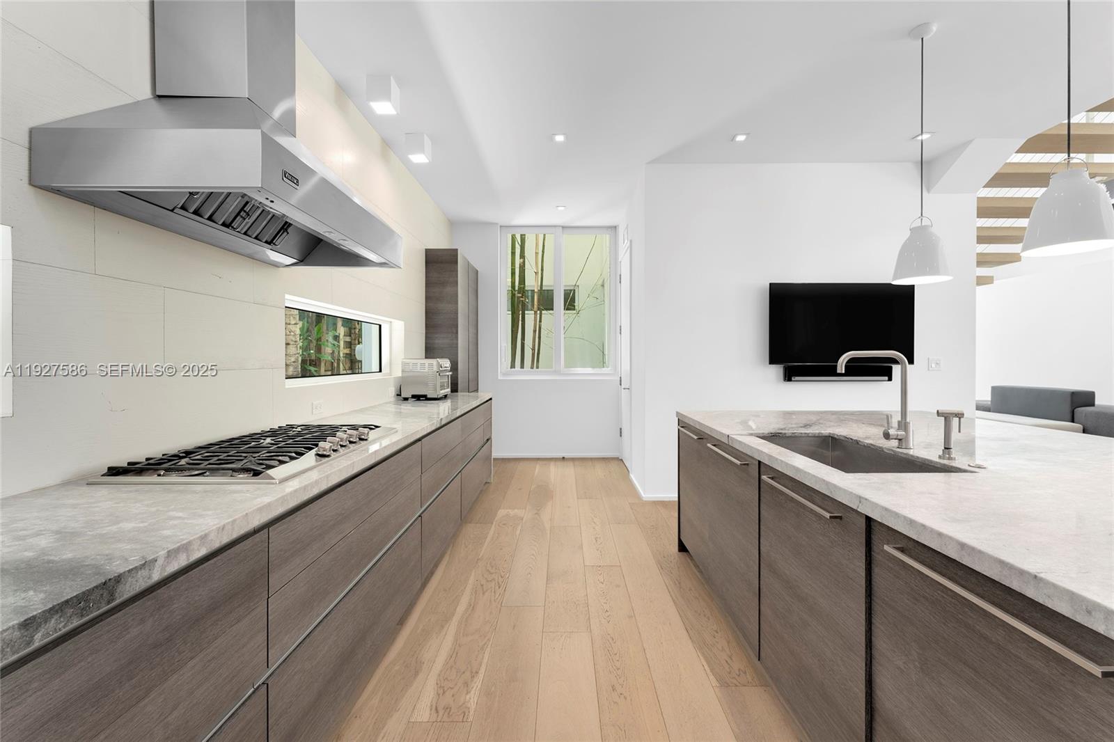 335 W 46th St Miami Beach, FL 33140