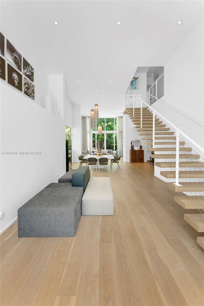 335 W 46th St Miami Beach, FL 33140