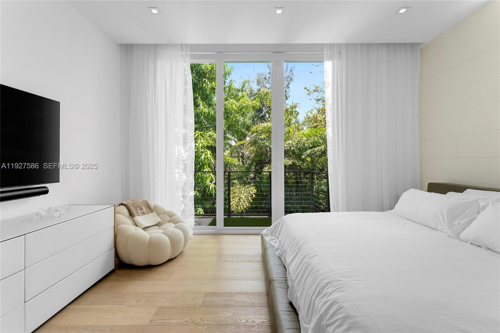 335 W 46th St Miami Beach, FL 33140