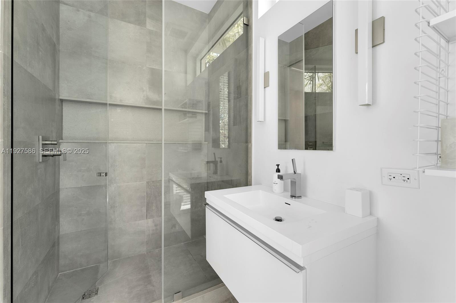 335 W 46th St Miami Beach, FL 33140