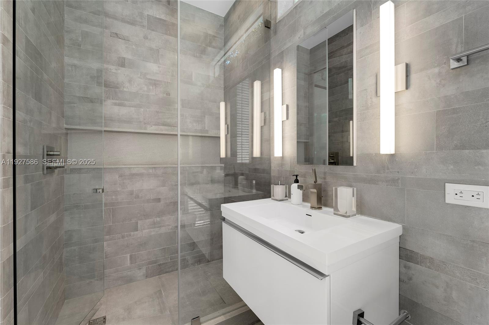 335 W 46th St Miami Beach, FL 33140