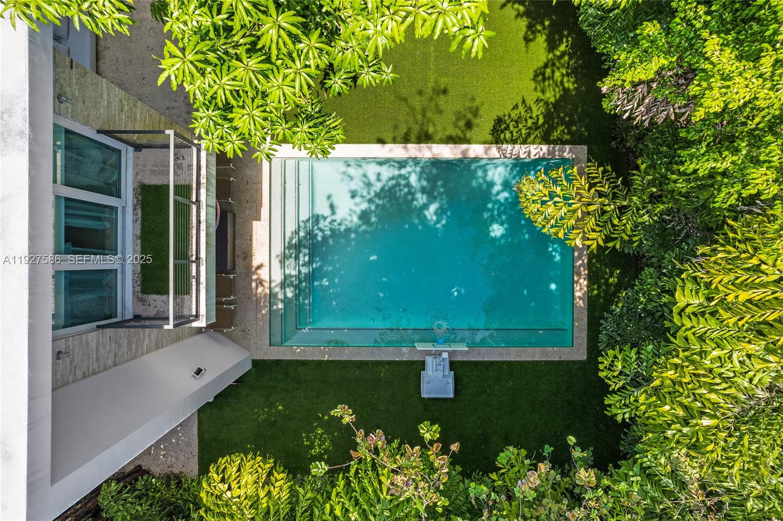 335 W 46th St Miami Beach, FL 33140