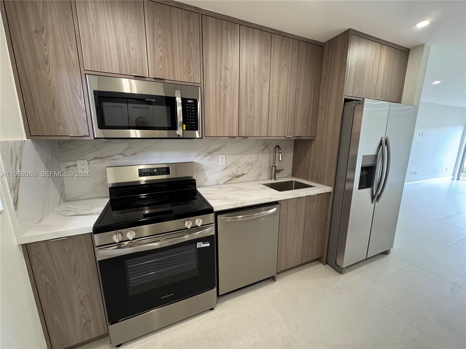 1900 W 54th St #219 Hialeah, FL 33012