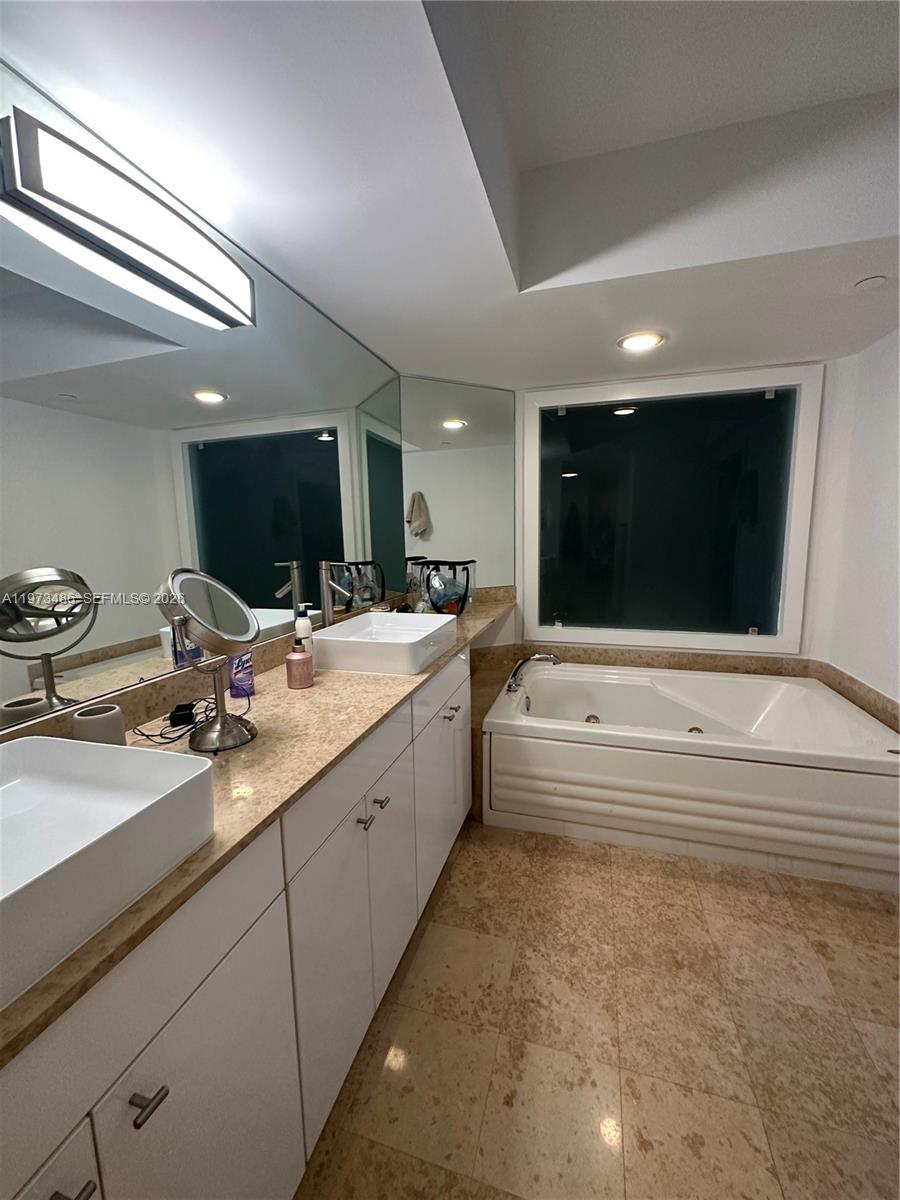 4775 Collins Ave #2407 Miami Beach, FL 33140