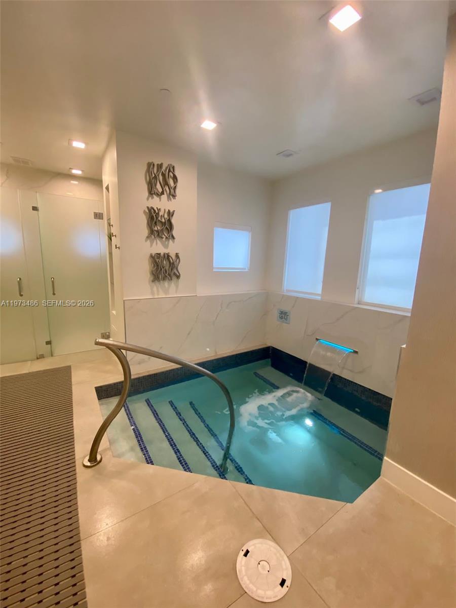 4775 Collins Ave #2407 Miami Beach, FL 33140