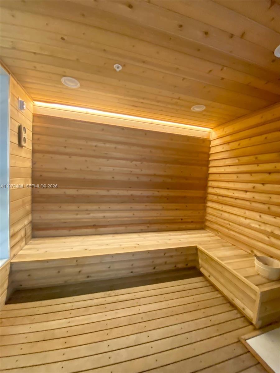 4775 Collins Ave #2407 Miami Beach, FL 33140