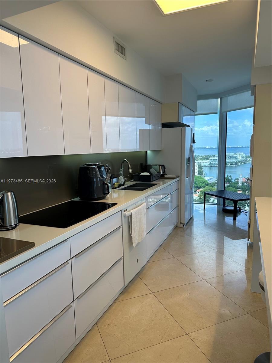4775 Collins Ave #2407 Miami Beach, FL 33140