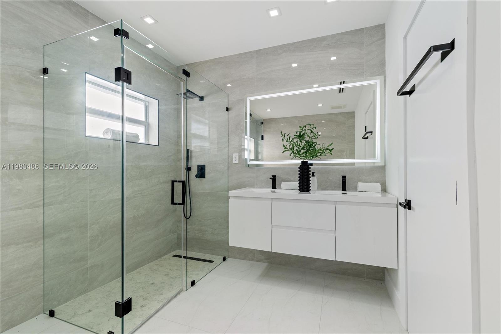 1840 NE 199th St Miami, FL 33179