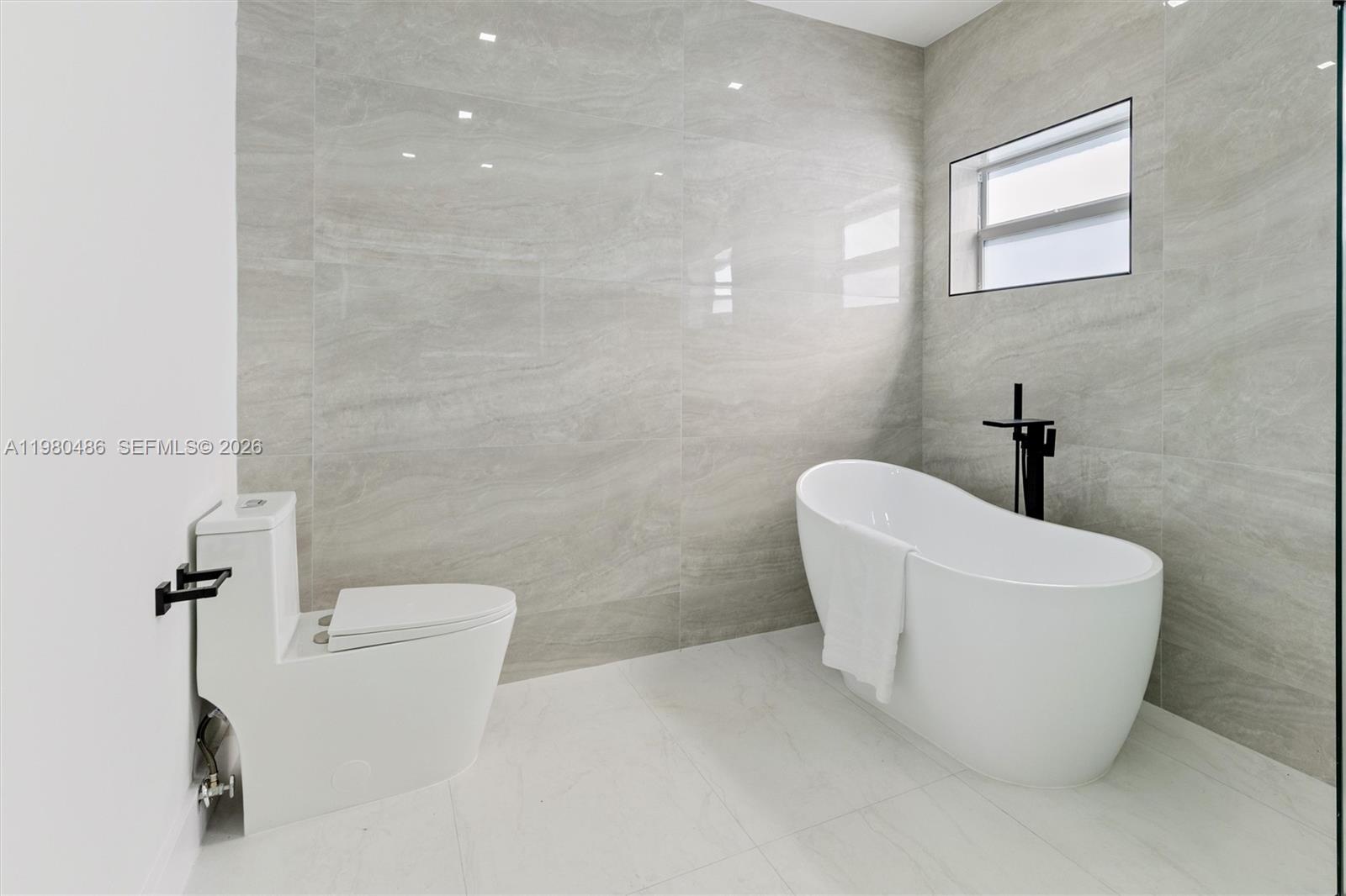 1840 NE 199th St Miami, FL 33179